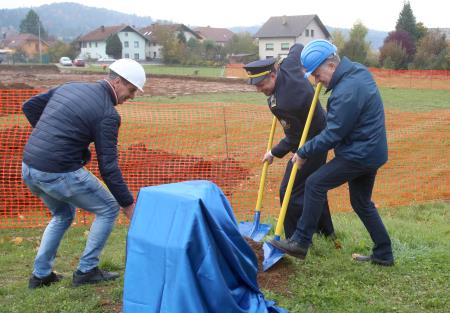 TEMELJNI KAMEN DOMA ZAŠČITE IN REŠEVANJA Z MEDGENERACIJSKIM CENTROM RAKEK 23 FOTO LJUBO VUKELIČ